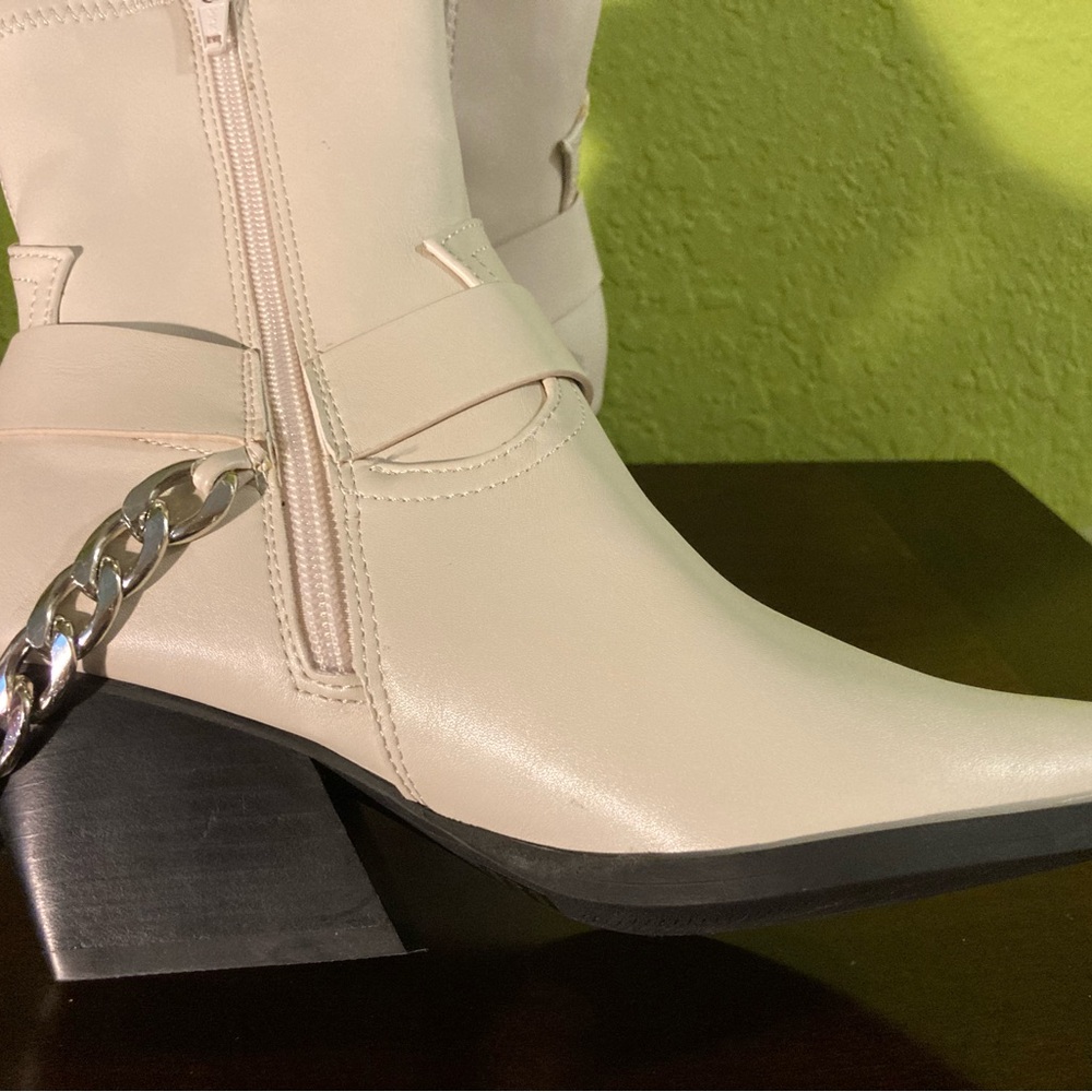 Dolce Vita Cream Ankle Boots with Chain Detail - Picture 10 of 11
